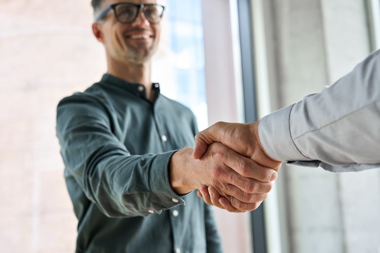 handshake_447350525