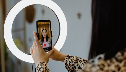 girl doing tiktok about finance called fintok