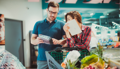 couple grocery shopping on a budget